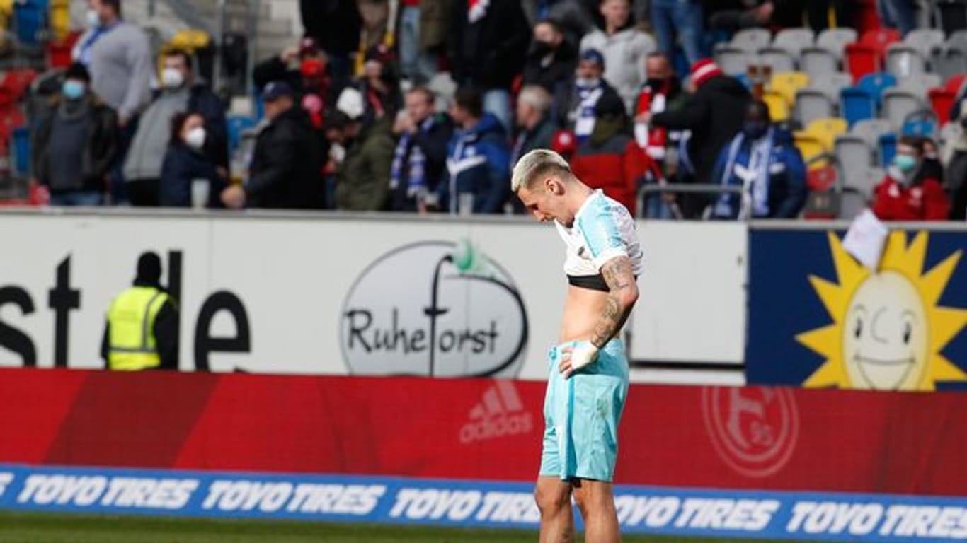 Der Schalker Darko Churlinov lässt nach dem Schlusspiff den Kopf hängen.