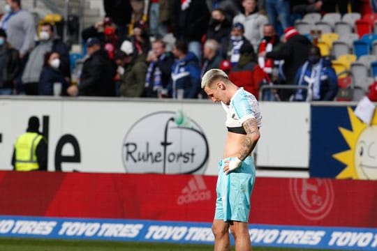 Der Schalker Darko Churlinov lässt nach dem Schlusspiff den Kopf hängen.