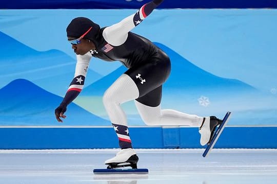 Die Eisschnellläuferin Erin Jackson aus den USA gewinnt Gold bei Olympia.