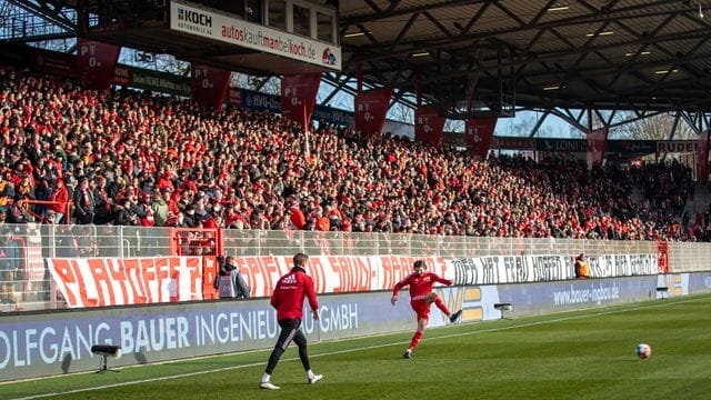 Fans von Union Berlin haben mit einem Banner ihre Ablehnung von Bundesliga-Playoffs gezeigt. Fans von Union Berlin haben mit einem Banner ihre Ablehnung von Bundesliga-Playoffs gezeigt.