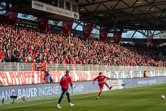 Fans von Union Berlin haben mit einem Banner ihre Ablehnung von Bundesliga-Playoffs gezeigt.