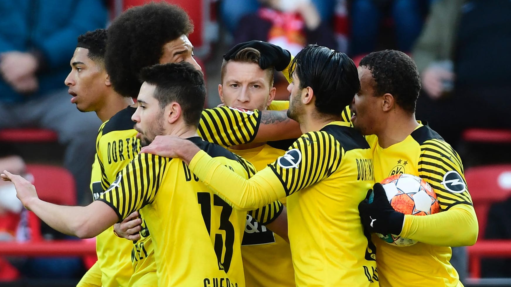 Lass dich herzen, Marco: Die BVB-Profis jubeln mit dem Doppeltorschützen Reus (M.). Lass dich herzen, Marco: Die BVB-Profis jubeln mit dem Doppeltorschützen Reus (M.).