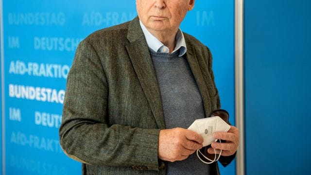 Alexander Gauland: "Die willkürliche Anerkennung beziehungsweise Ablehnung negativer Testergebnisse, die unter identischen Bedingungen von derselben Ärztin erstellt wurden, ist skandalös.