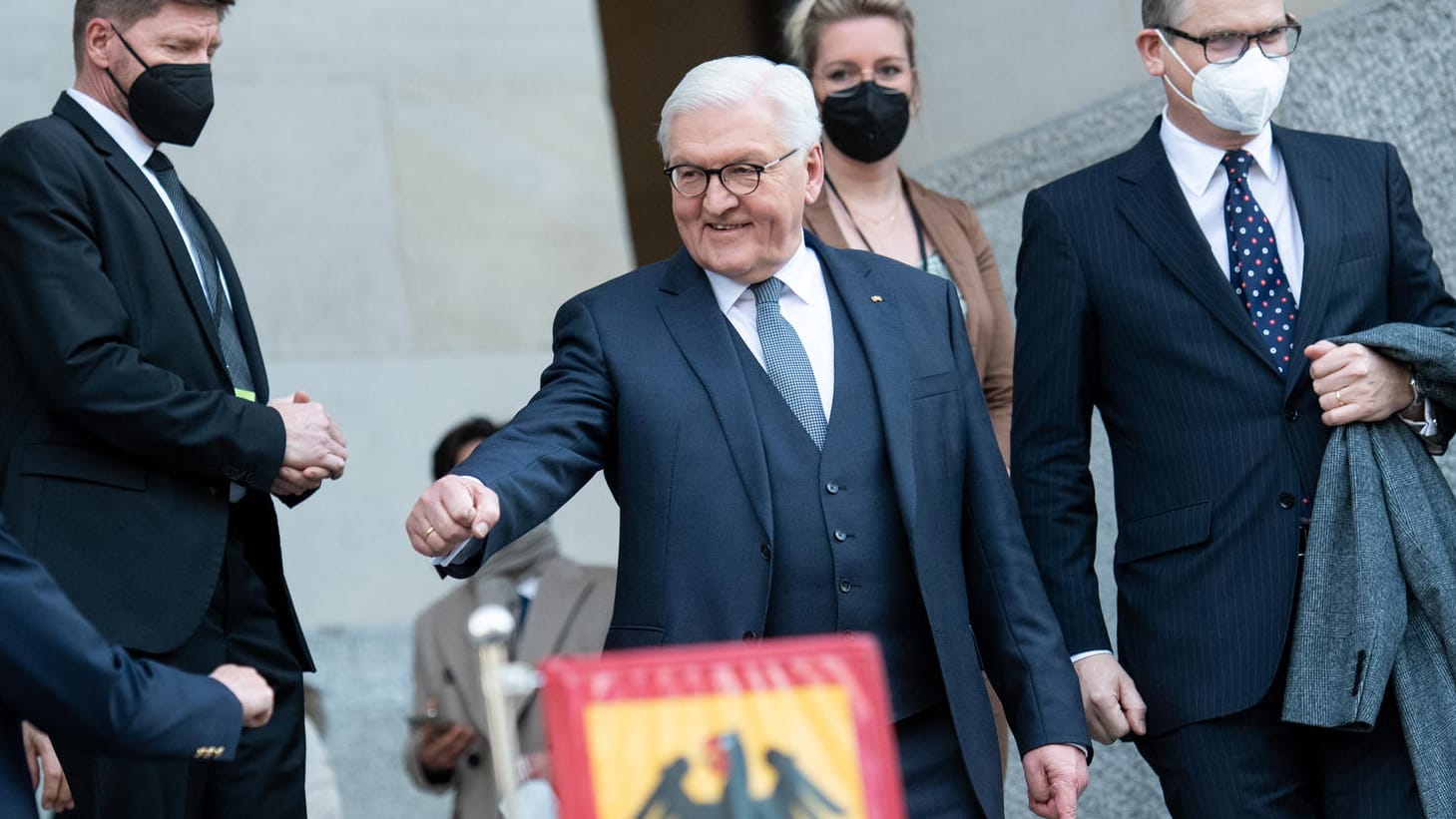 Frank-Walter Steinmeier auf dem Weg zu seinem Dienstwagen: In der Bundesversammlung wurde er erneut zum Bundespräsidenten gewählt.