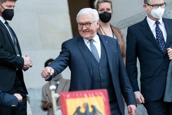 Frank-Walter Steinmeier auf dem Weg zu seinem Dienstwagen: In der Bundesversammlung wurde er erneut zum Bundespräsidenten gewählt.