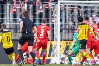 Marco Reus (l) von Borussia Dortmund trifft zum 1:0 gegen Berlins Torwart Andreas Luthe (4.