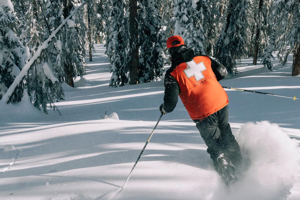 Ein Skiretter (Symbolbild): Erneut sind in Österreich und der Schweiz Menschen durch Lawinen ums Leben gekommen.