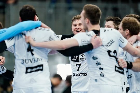 Spieler von THW Kiel feiern den Sieg.