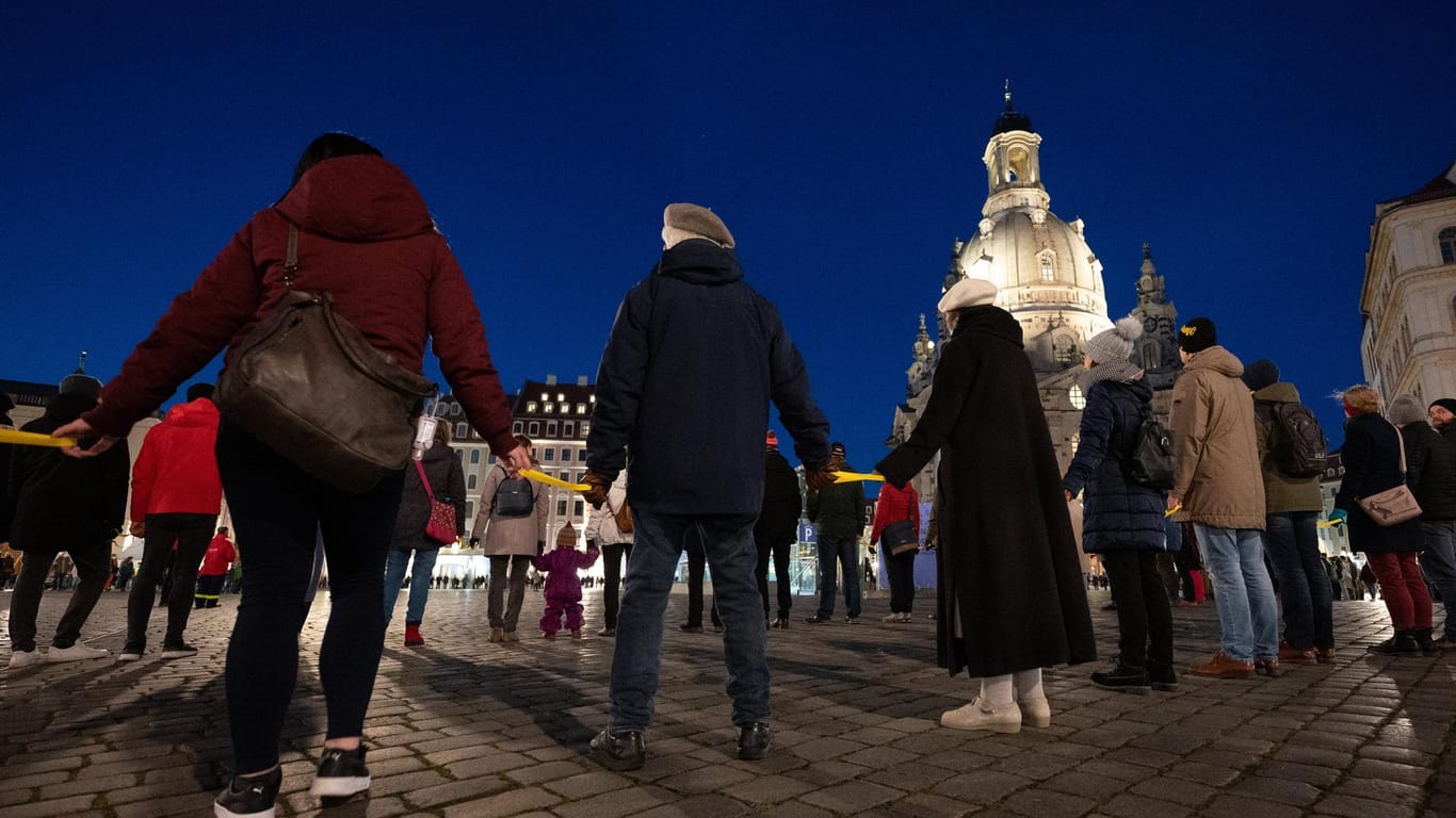 Dresden: Mit einer Menschenkette wird am Abend auf dem Neumarkt vor der Frauenkirche der Zerstörung der Stadt im Zweiten Weltkrieg gedacht.