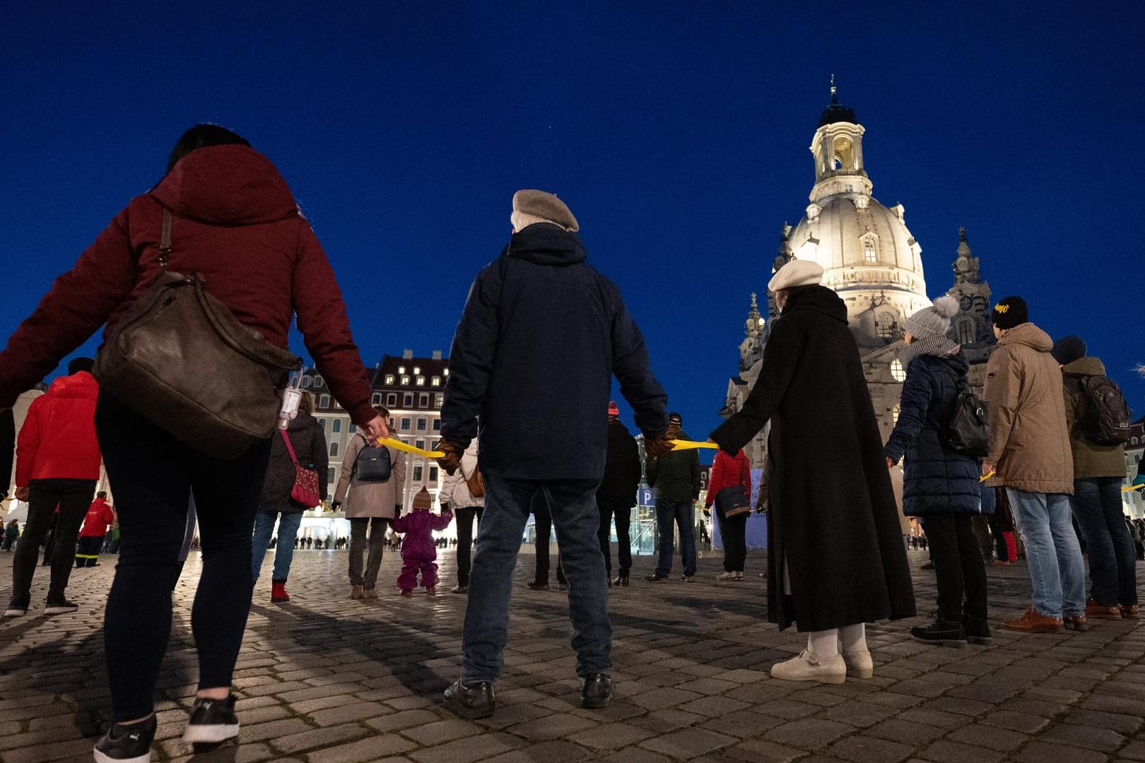 Dresden: Mit einer Menschenkette wird am Abend auf dem Neumarkt vor der Frauenkirche der Zerstörung der Stadt im Zweiten Weltkrieg gedacht.