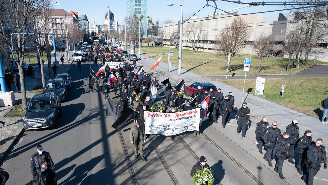 Dresden: Hunderte Neonazis zogen am Nachmittag in einem als Schweigemarsch deklarierten Aufmarsch durch die Innenstadt.