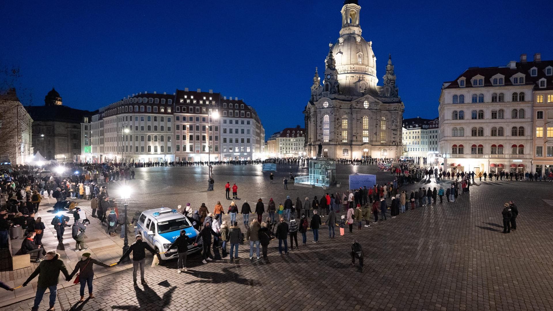 Dresdner Neumarkt: Unter dem Motto "Nie wieder Krieg" begann am Abend die traditionelle Menschenkette zum Gedenken an die Opfer der Bombenangriffe im Februar 1945.