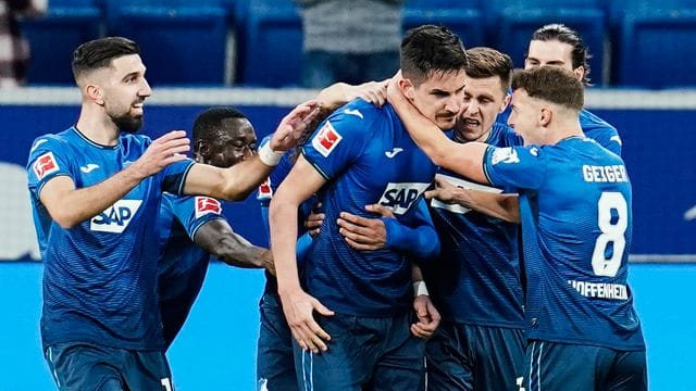 Hoffenheims Torschütze Benjamin Hübner (M) wird von seinen Mitspielern für sein Tor zum 1:0 gefeiert. Hoffenheims Torschütze Benjamin Hübner (M) wird von seinen Mitspielern für sein Tor zum 1:0 gefeiert.