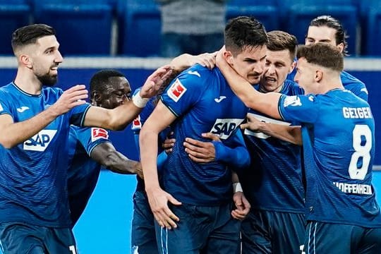 Hoffenheims Torschütze Benjamin Hübner (M) wird von seinen Mitspielern für sein Tor zum 1:0 gefeiert.