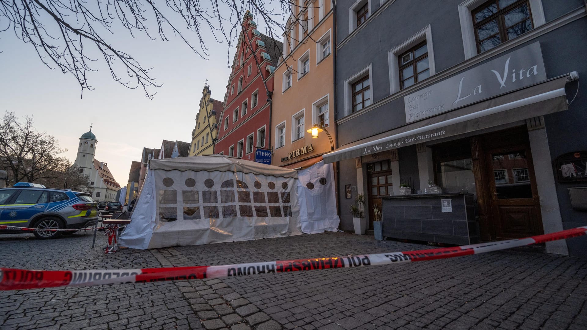 Weiden in der Oberpfalz: Der Konsum eines verunreinigten Getränks soll in diesem Restaurant am Marktplatz von Weiden zu Vergiftungserscheinungen bei mehreren Personen geführt haben.