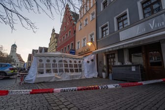 Weiden in der Oberpfalz: Der Konsum eines verunreinigten Getränks soll in diesem Restaurant am Marktplatz von Weiden zu Vergiftungserscheinungen bei mehreren Personen geführt haben.