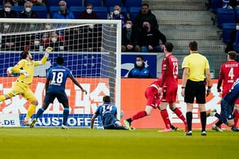 Hoffenheims Torschütze Benjamin Hübner (r) köpft das 1:0.