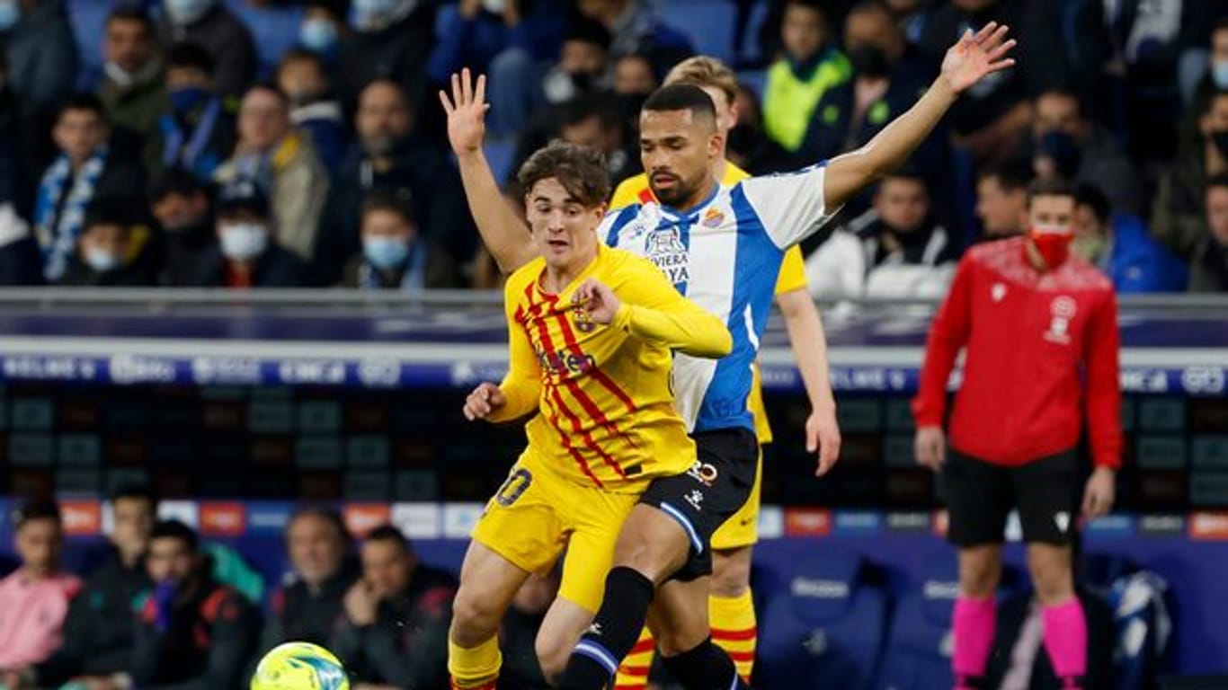Yangel Herrera (M) von Espanyol Barcelona im Zweikampf gegen Pablo Gaviria (l) vom FC Barcelona.