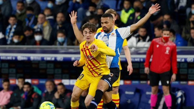 Yangel Herrera (M) von Espanyol Barcelona im Zweikampf gegen Pablo Gaviria (l) vom FC Barcelona. Yangel Herrera (M) von Espanyol Barcelona im Zweikampf gegen Pablo Gaviria (l) vom FC Barcelona.
