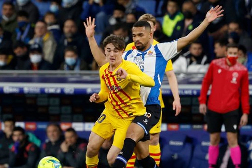 Yangel Herrera (M) von Espanyol Barcelona im Zweikampf gegen Pablo Gaviria (l) vom FC Barcelona.