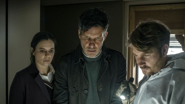 Was die Kommissare Pia (Annika Kuhl, l-r), Oliver (Tim Bergmann) und Kröger (Pirmin Sedlmeir) in einem Versteck entdecken, lässt sie erschauern.