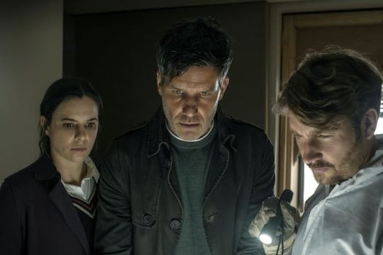 Was die Kommissare Pia (Annika Kuhl, l-r), Oliver (Tim Bergmann) und Kröger (Pirmin Sedlmeir) in einem Versteck entdecken, lässt sie erschauern.