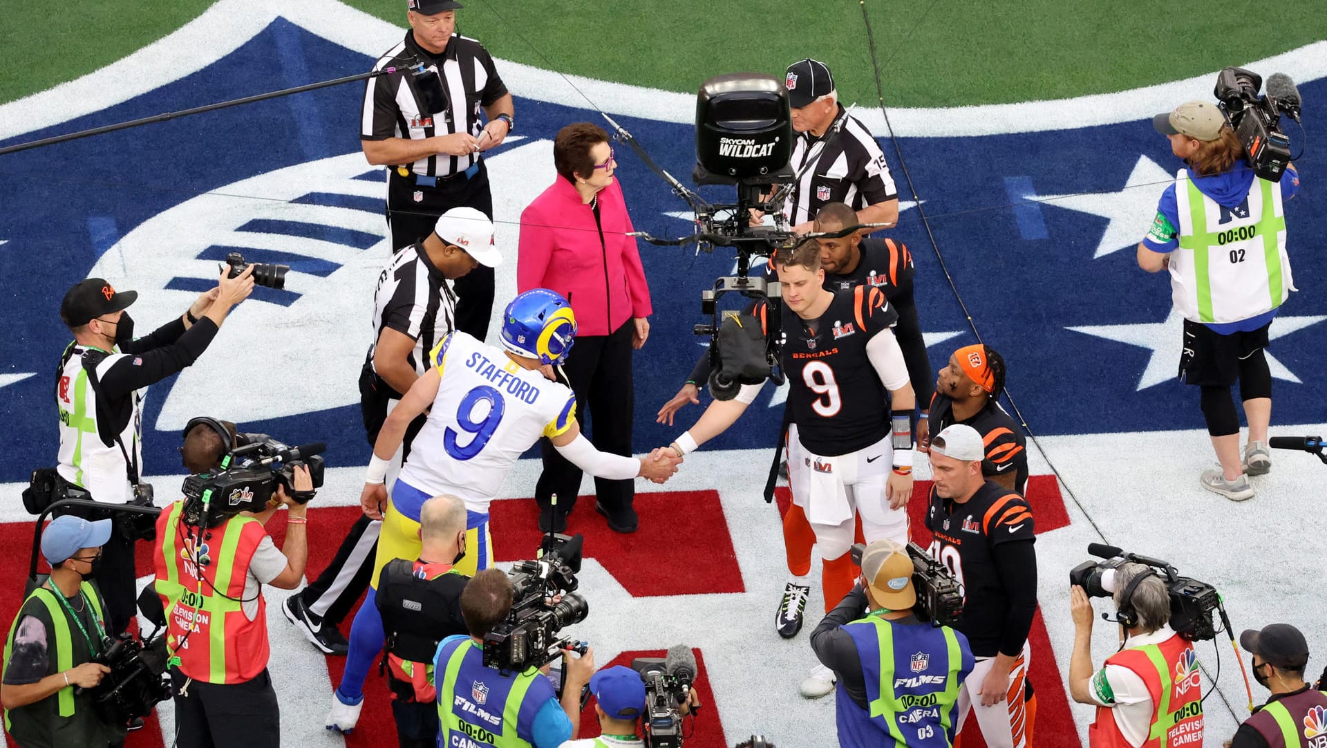 Handshake vor dem Coin Toss: Stafford (l.) und Burrow.