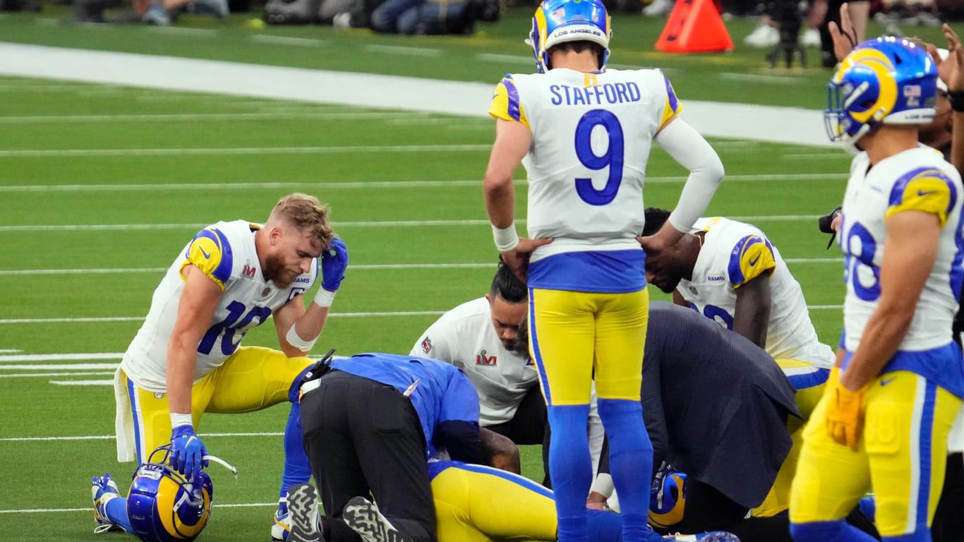Die Rams-Spieler knien um den verletzten Beckham Jr.