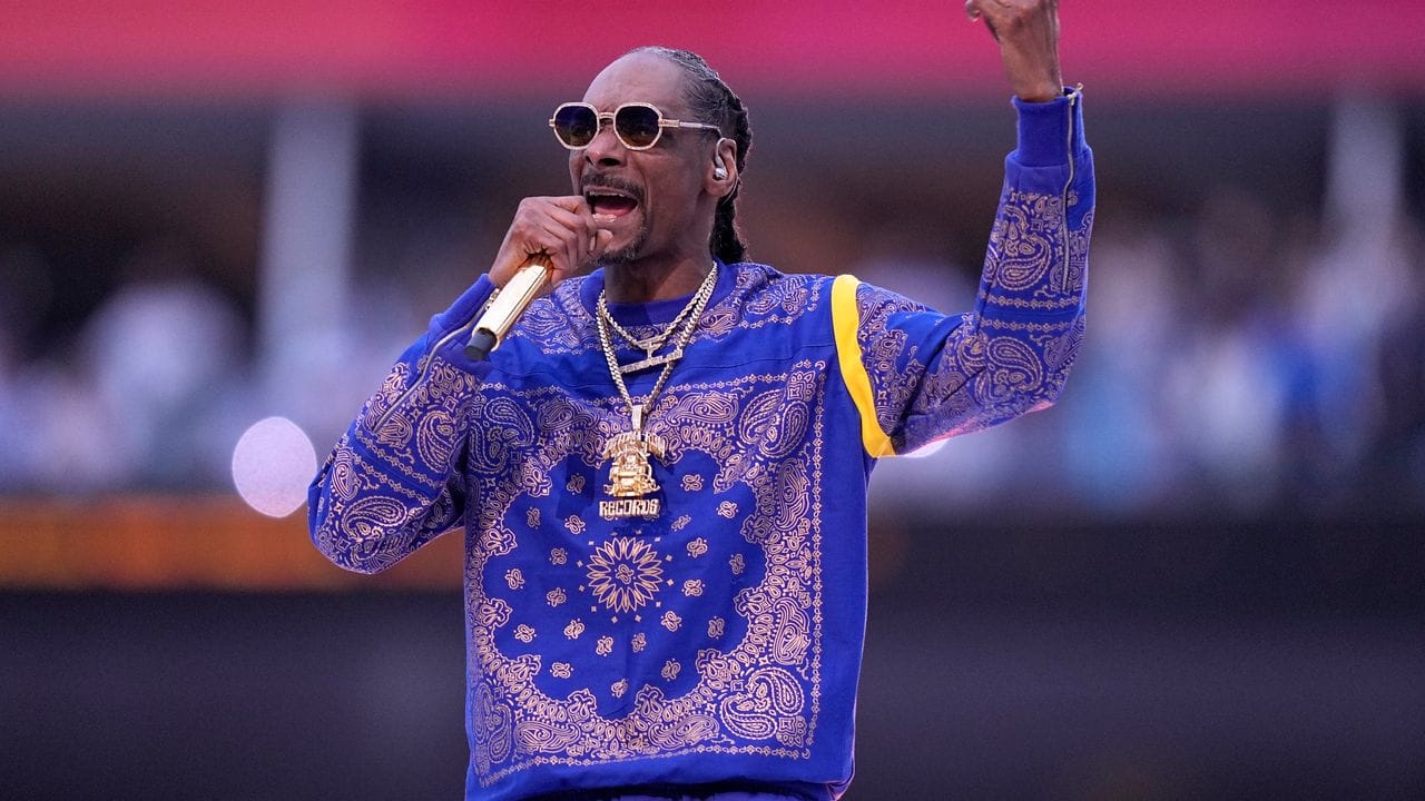 Snoop Dogg tritt in der Halbzeitpause auf.