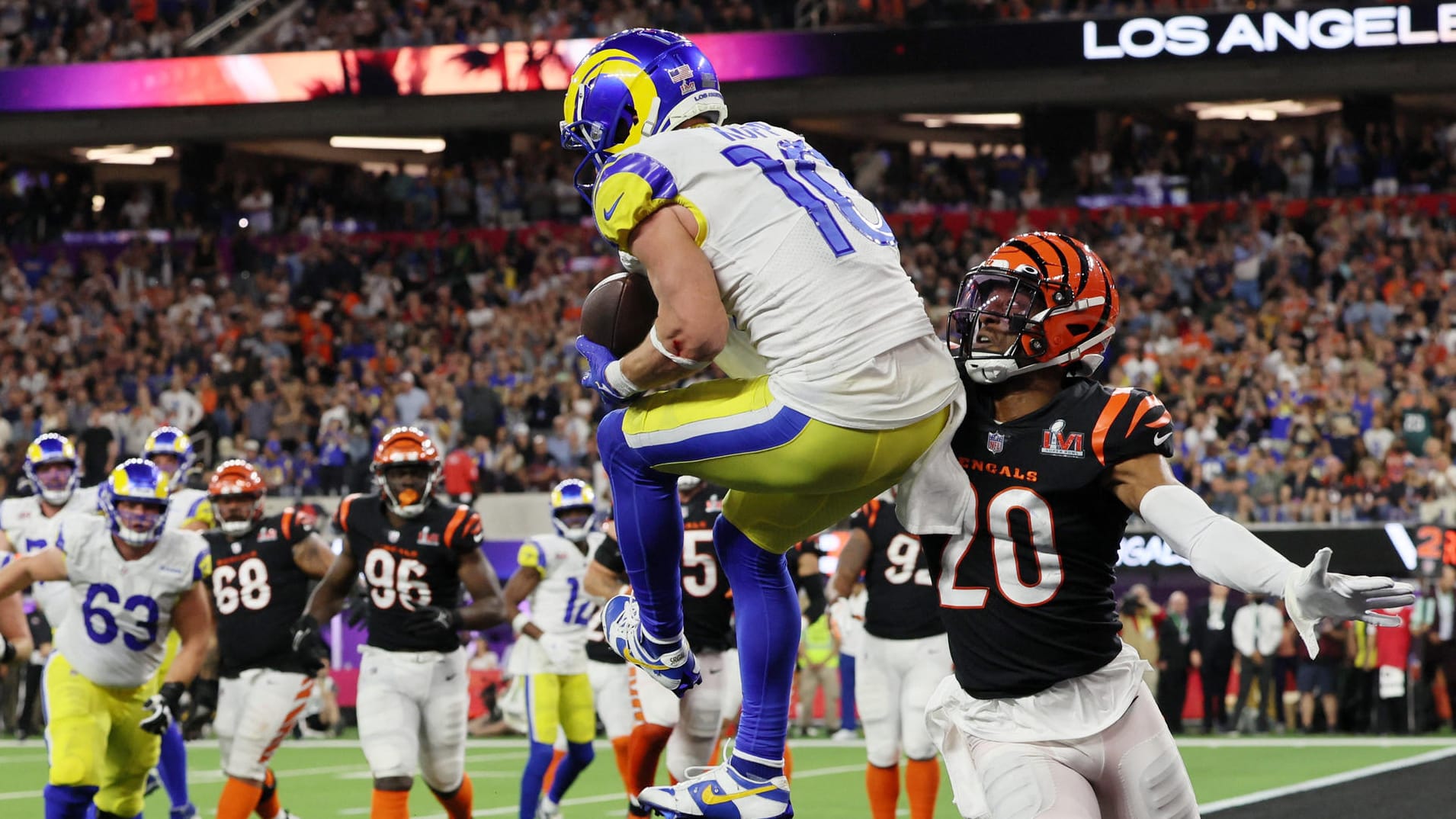 Rams-Reiceiver Cooper Kupp (l.) fängt den Ball in der Bengals-Endzone.