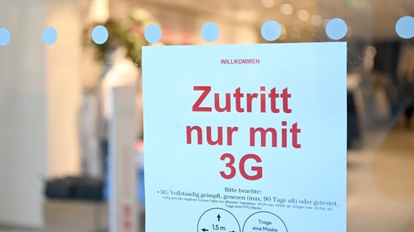 Ein Hinweisschild mit der Aufschrift "Zutritt nur mit 3G" an der Tür eines Geschäfts in Stuttgart.