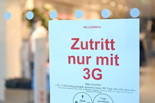 Ein Hinweisschild mit der Aufschrift "Zutritt nur mit 3G" an der Tür eines Geschäfts in Stuttgart.