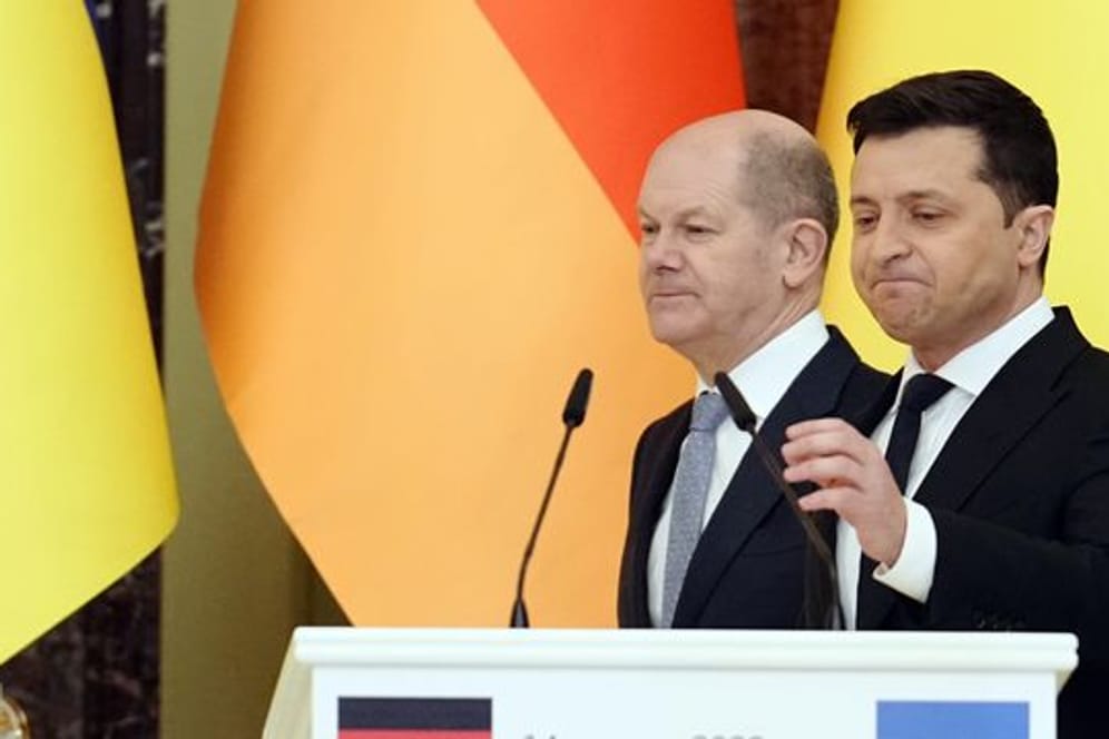 Bundeskanzler Olaf Scholz (l.