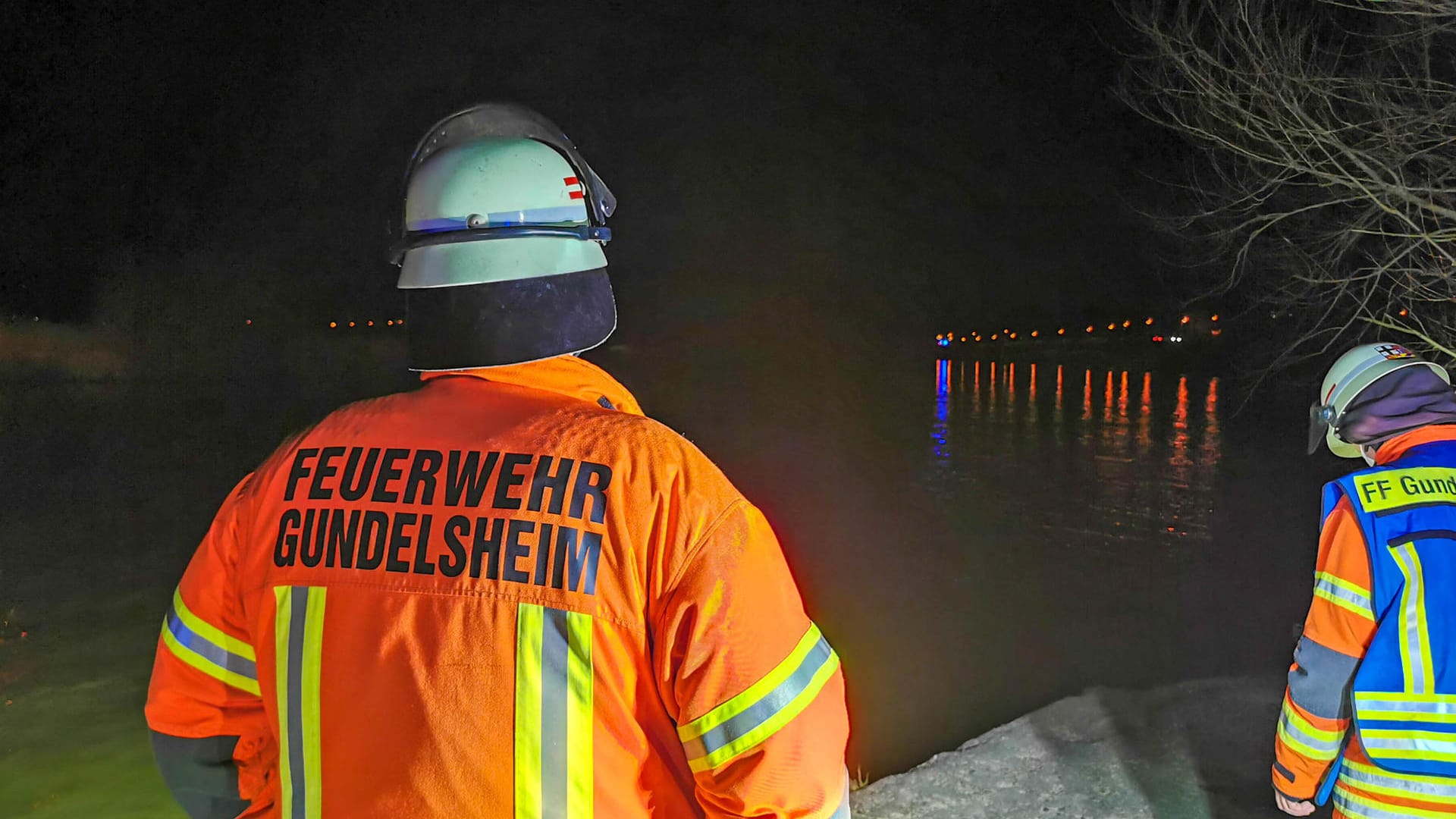 Feuerwehrleute suchen nach dem untergegangenen Luxus-Auto im Neckar: Ein Mann ist am späten Sonntagabend mit seinem Luxuswagen nach einer Pinkelpause in der baden-württembergischen Kleinstadt Gundelsheim im Neckar gelandet. Feuerwehrleute suchen nach dem untergegangenen Luxus-Auto im Neckar: Ein Mann ist am späten Sonntagabend mit seinem Luxuswagen nach einer Pinkelpause in der baden-württembergischen Kleinstadt Gundelsheim im Neckar gelandet.