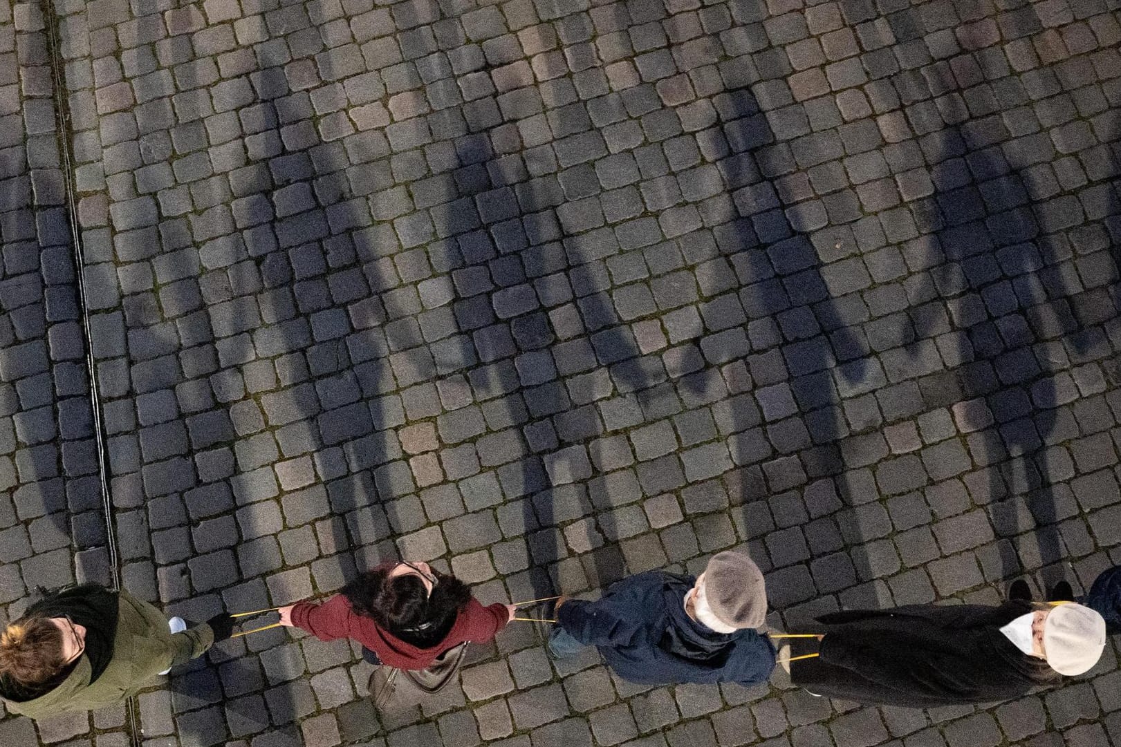 Menschenkette in Dresden: Während 3.000 Menschen der Zerstörung der Stadt gedenkten, wurden bei Protesten gegen die Corona-Maßnahmen zwei Journalisten verletzt.