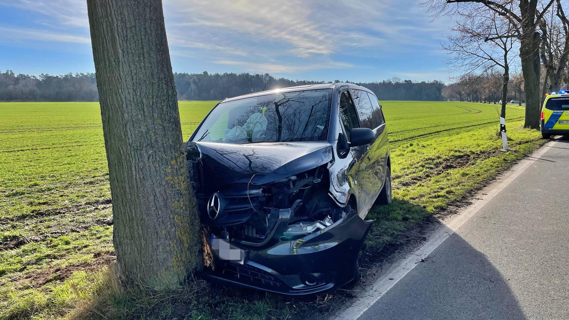 Niemand in dem Auto war angeschnallt: Der Beifahrer musste mit einem Rettungshubschrauber in die Klinik geflogen werden.