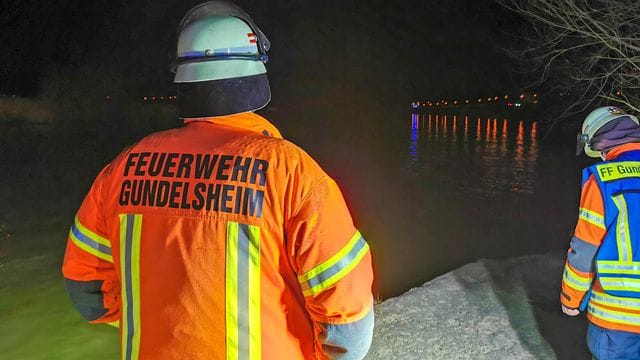 Feuerwehrleute suchen nach einem untergegangenen Luxus-Auto: Ein Mann ist am späten Sonntagabend mit seinem Luxuswagen im Neckar gelandet. Feuerwehrleute suchen nach einem untergegangenen Luxus-Auto: Ein Mann ist am späten Sonntagabend mit seinem Luxuswagen im Neckar gelandet.