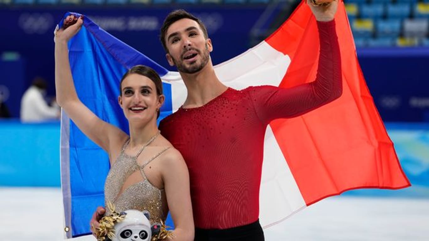 Gabriella Papadakis und Guillaume Cizeron aus Frankreich feiern nach dem Gewinn der Goldmedaille.