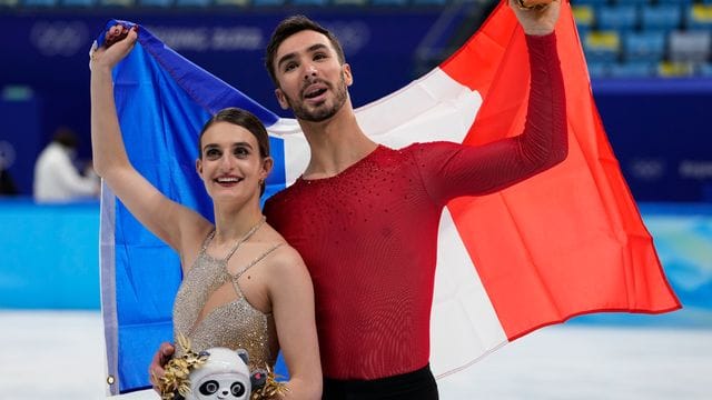 Gabriella Papadakis und Guillaume Cizeron aus Frankreich feiern nach dem Gewinn der Goldmedaille.