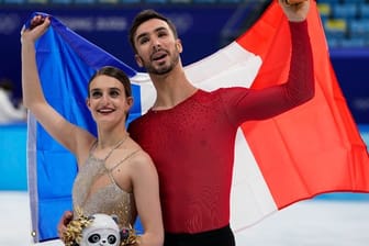 Gabriella Papadakis und Guillaume Cizeron aus Frankreich feiern nach dem Gewinn der Goldmedaille.
