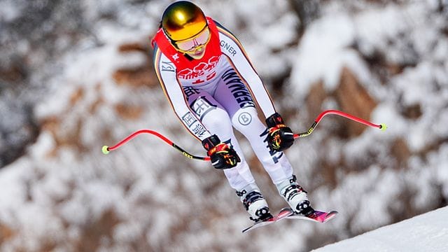 Kandidatin auf Edelmetall: Kira Weidle beim Training der Abfahrt in Aktion beim Schlusssprung.