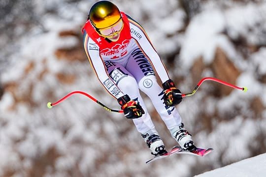 Kandidatin auf Edelmetall: Kira Weidle beim Training der Abfahrt in Aktion beim Schlusssprung.