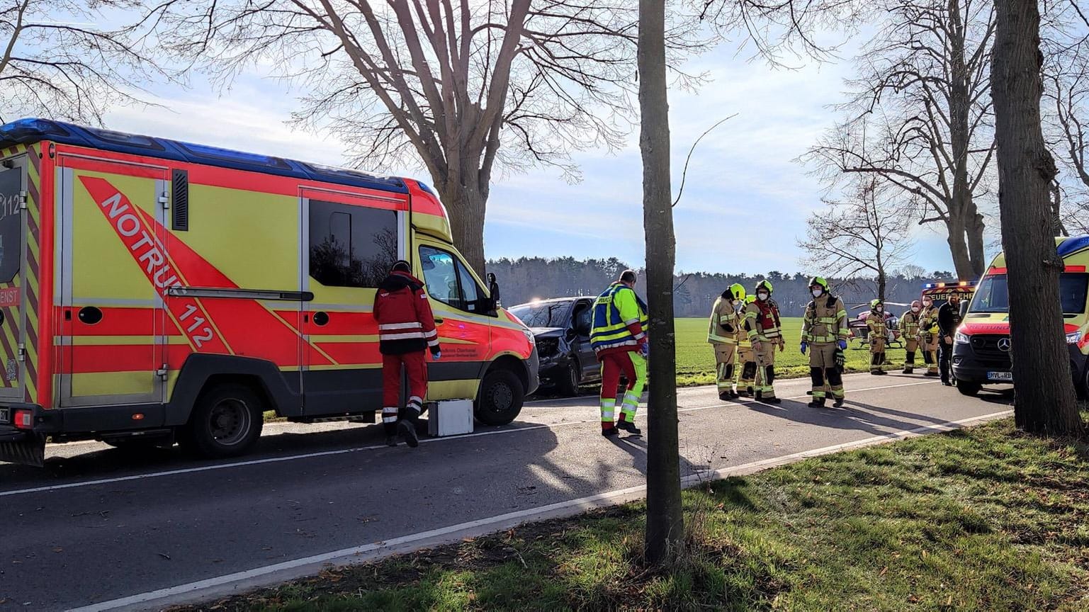 Helfer vor Ort: Im Hintergrund sieht man einen Rettungshubschrauber.