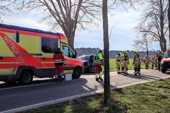 Helfer vor Ort: Im Hintergrund sieht man einen Rettungshubschrauber.