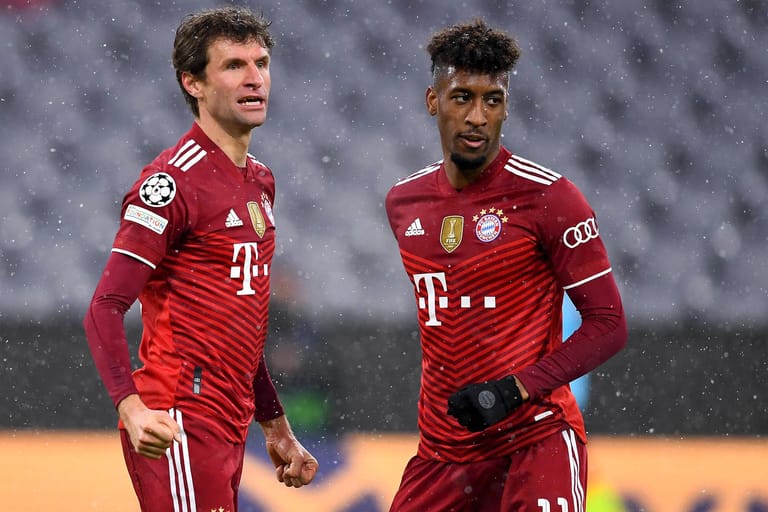 Thomas Müller (l.) und Kingsley Coman sind mit dem FC Bayern am Mittwoch beim FC Salzburg in der Champions League im Einsatz.