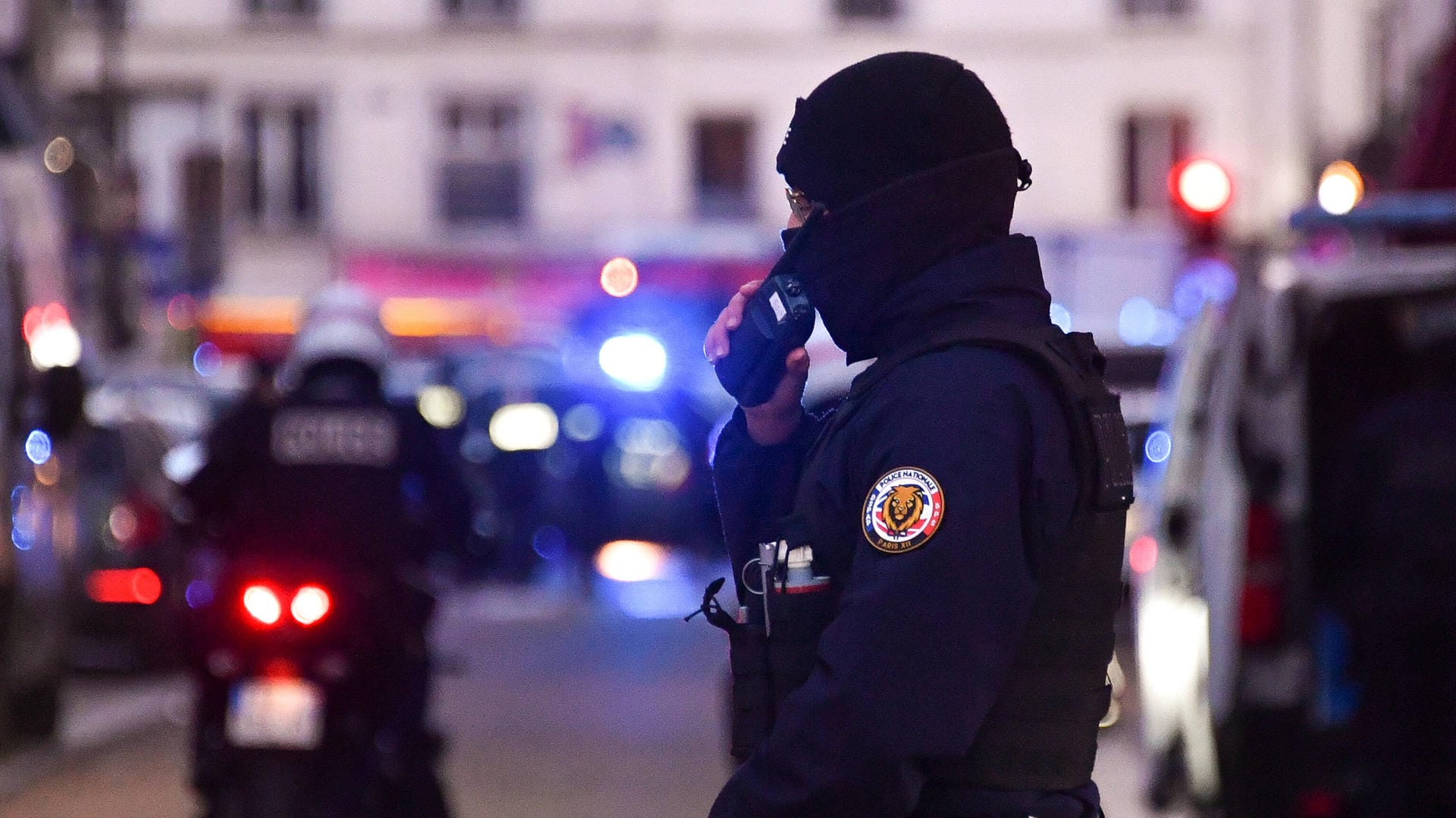 In Paris haben Polizisten sich durch Schüsse gegen einen bewaffneten Angreifer verteidigt (Symbolbild). In Paris haben Polizisten sich durch Schüsse gegen einen bewaffneten Angreifer verteidigt (Symbolbild).