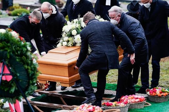 Beerdigung von Fußball-Idol Horst Eckel: Der Gemeinderat der Verbandsgemeinde Bruchmühlbach-Miesau beschließt, dass Eckel nun doch ein Ehrengrab bekommt.