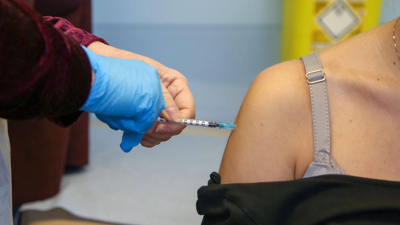 Impfung gegen Covid-19: Vermehrt melden Frauen Unregelmäßigkeiten bei der Periode.