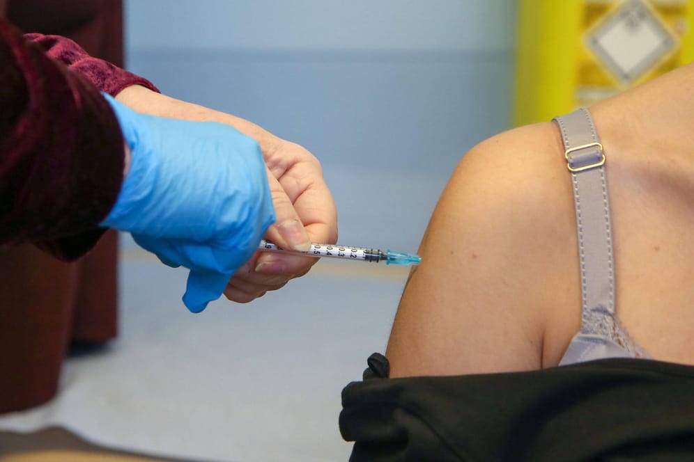 Impfung gegen Covid-19: Vermehrt melden Frauen Unregelmäßigkeiten bei der Periode.