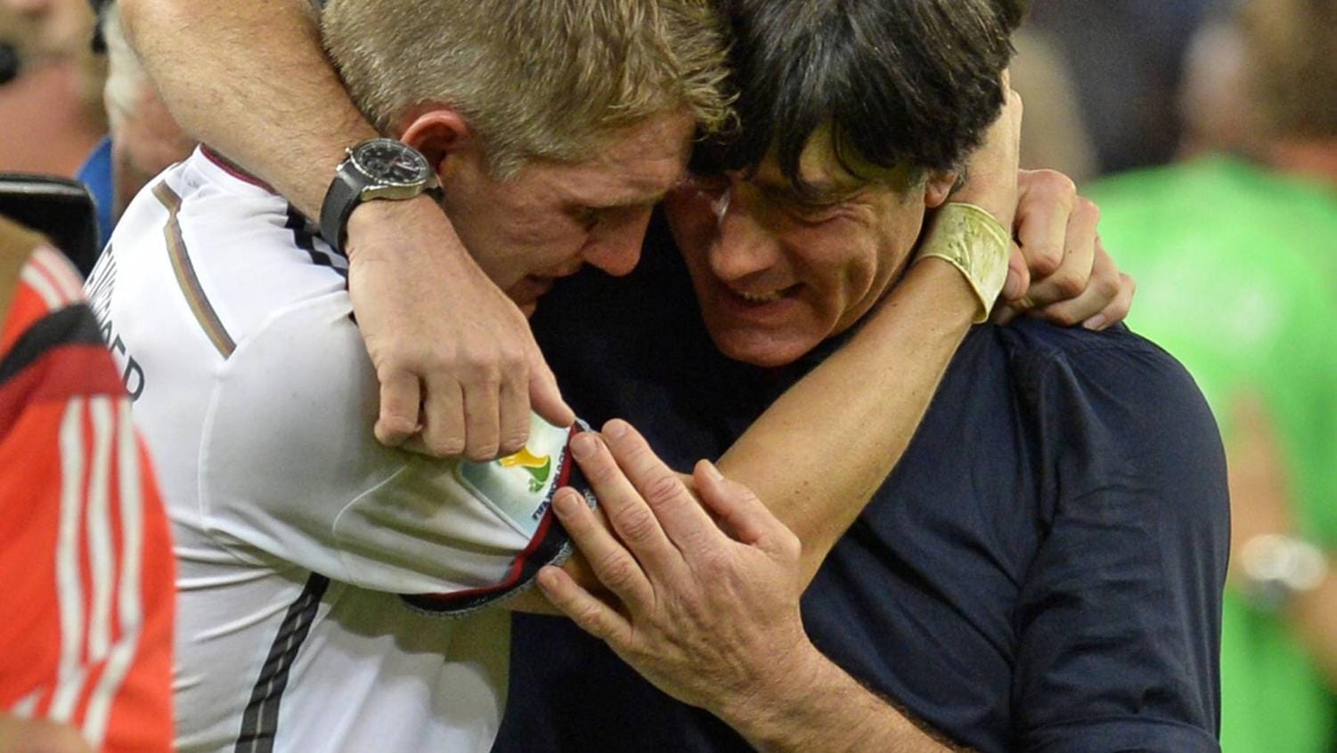 Der Leader und sein Coach: Bastian Schweinsteiger (li.) umarmt nach dem WM-Finale 2014 weinend den damaligen Bundestrainer Joachim Löw.